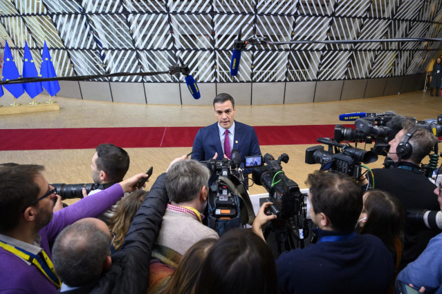 Pedro Sánchez atiende durante el Consejo Europeo que se celebra en Bruselas.