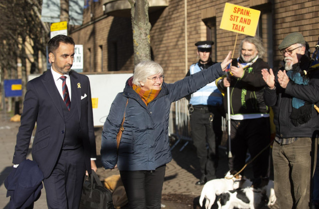 14 November 2019, Scotland, Edinburgh: Spanish Professor Clara Ponsati (R) arrives with her lawyer Aamer Anwar at St Leonard's Police Station as she faces extradition to Spain. Photo: Lesley Martin/PA Wire/dpa