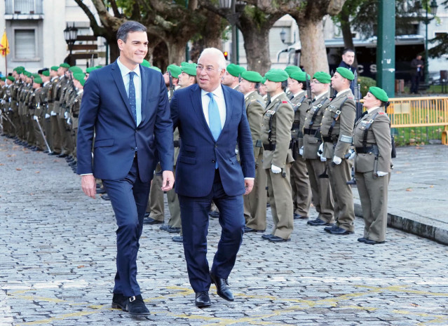 El presidente del Gobierno, Pedro Sánchez, y el primer ministro de Portugal, António Costa, dirigiéndose a una reunión antes de la celebración de la cumbre