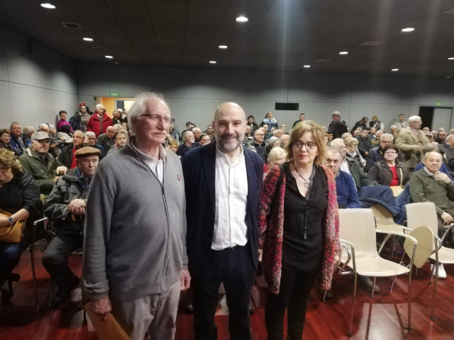 Néstor Rego participa en un acto con emigrantes retornados en Vilagarcía.