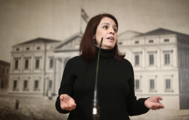 La portavoz del PSOE en el Congreso, Adriana Lastra interviene en rueda de prensa tras la Junta de Portavoces, en el Congreso de los Diputados, en Madrid (España), a 28 de enero de 2020.