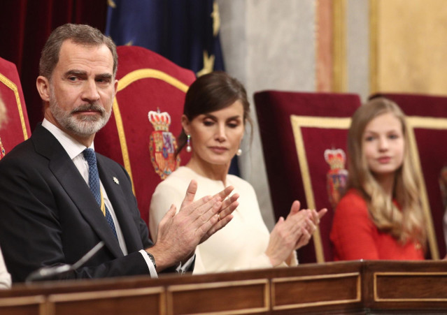 (I-D) El Rey Felipe VI; la Reina Letizia; y la princesa Leonor, en el Congreso de los Diputados durante la Solemne Sesión de Apertura de la XIV Legislatura, en Madrid (España), a 3 de febrero de 2020.
