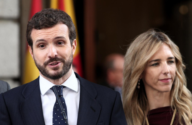 (I-D) El presidente del Partido Popular, Pablo Casado; y la portavoz del PP en el Congreso, Cayetana Álvarez de Toledo, durante una rueda de prensa tras la Solemne Sesión de Apertura de la XIV Legislatura en el Congreso de los Diputados, en Madrid (España