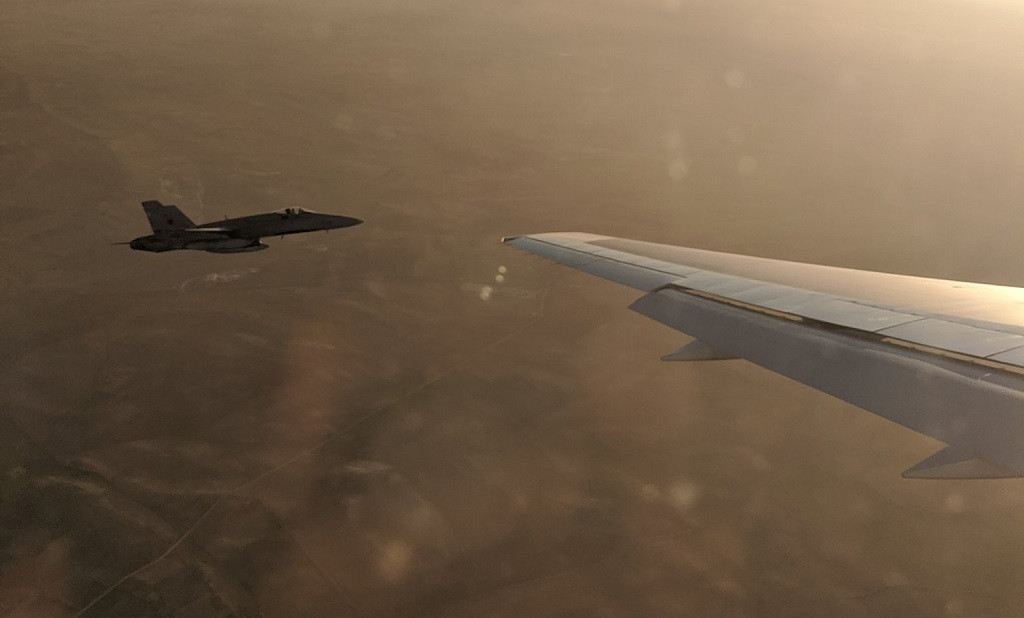 El caza al lado del aviu00f3n