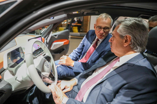 El presidente argentino, Alberto Fernández, prueba un nuevo modelo de Volkswaggen en Alemania