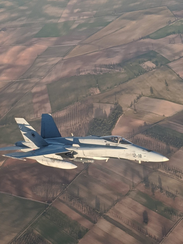 Caza F-18 de la Fuerza Aérea escoltando al avión de Air Canada