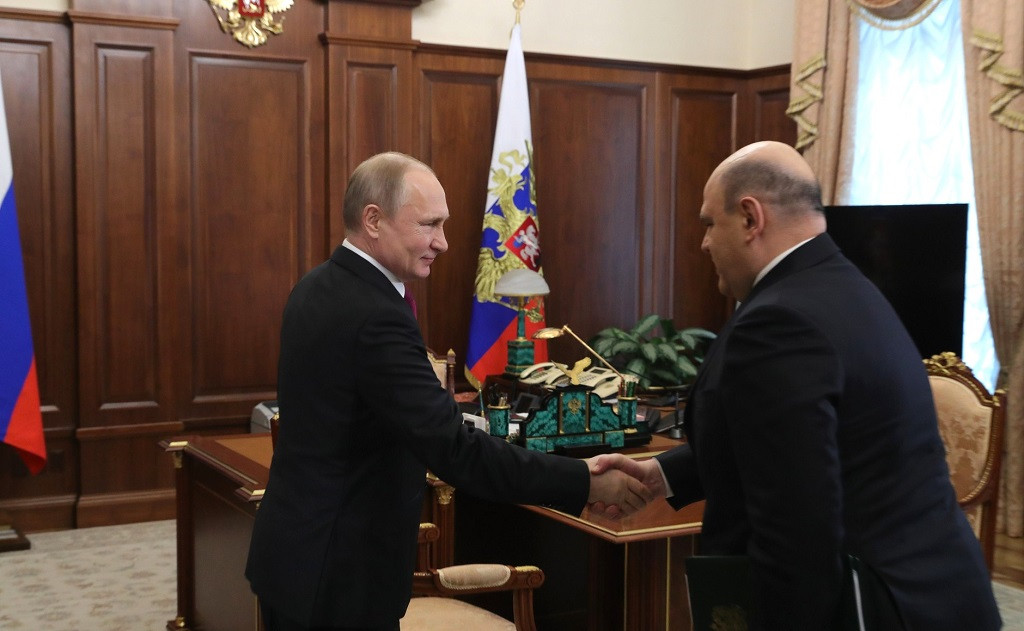 Mikhail Mishustin saluda a Vladimir Putin