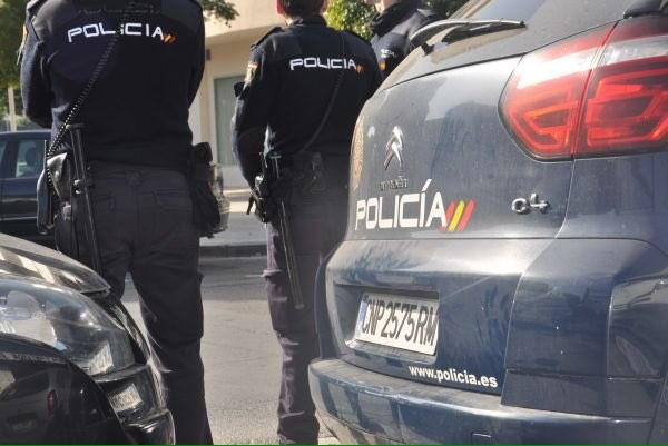 Imagen de archivo de dos agentes de la Policía Nacional