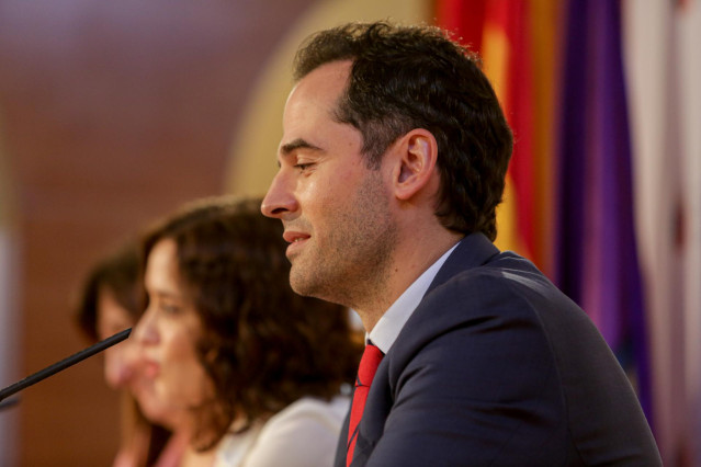 (I-D) La alcaldesa de Pozuelo de Alarcón, Susana Pérez Quislant; la presidenta de la Comunidad de Madrid, Isabel Díaz Ayuso y el vicepresidente de la Comunidad de Madrid, Ignacio Aguado durante la reunión del Consejo de Gobierno de la Comunidad de Madrid,