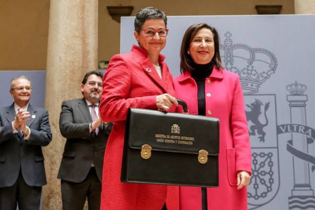 Arancha González Laya (i) sujeta la cartera del Ministerio de Asuntos Exteriores, Unión Europa y Cooperación, para el Gobierno de coalición de PSOE y Unidas Podemos en la XIV Legislatura.