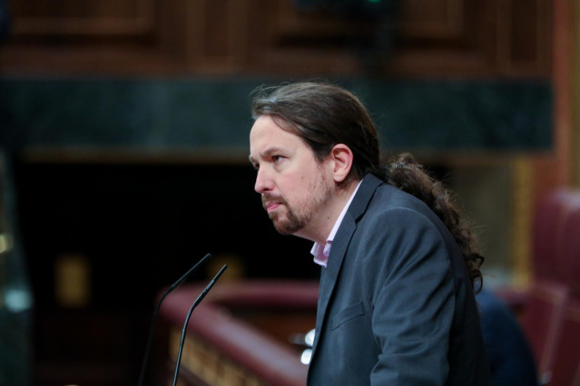 El secretario general de Podemos, Pablo Iglesias, interviene desde la tribuna del Congreso de los Diputados en la primera sesión del debate de investidura del candidato socialista a la Presidencia de Gobierno en la XIV Legislatura en Madrid (España), a 4