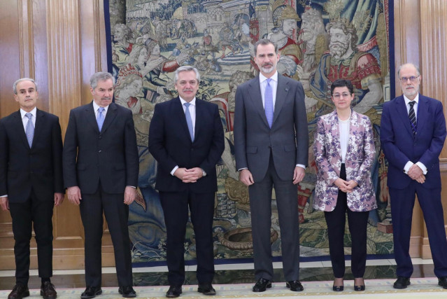 (I-D) El secretario general de la Presidencia de Argentina, Julio Vitobello; el ministro de Relaciones Exteriores, Comercio Internacional y Culto de Argentina, Felipe Carlos Solá; el presidente de República Argentina, Alberto Fernández; el Rey Felipe VI;