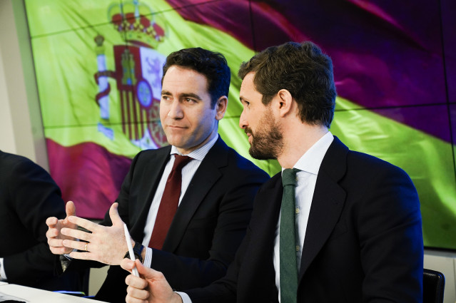 El presidente del Partido Popular, Pablo Casado (dech) y el secretario general del PP, Teodoro García Egea (izq), durante la reunión de la Junta Directiva Nacional de su partido, en Madrid (España), a 13 de enero de 2020.