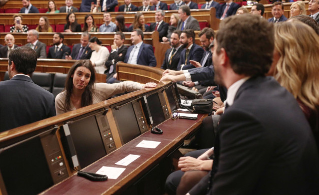 La ministra de Igualdad, Irene Montero, saluda a la bancada del Partido Popular, en el Congreso de los Diputados durante la Solemne Sesión de Apertura de la XIV Legislatura, en Madrid (España), a 3 de febrero de 2020.