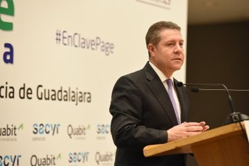 El presidente de C-LM, Emiliano García-Page, en el desayuno de Nueva Alcarria.