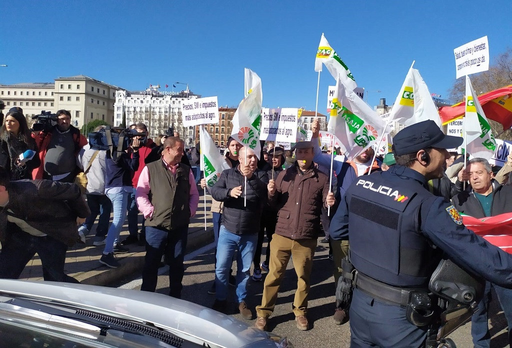 Agricultores concentrados frente a la sede del Ministerio de Agricultura el 5 de febrero de 2020