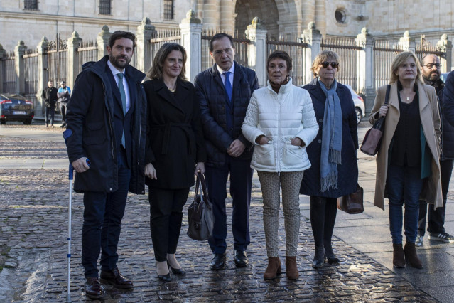 Ribera (2) junto a Antidio Fagúnez (I), el subdelegado del Gobierno, la delegada del Gobierno, la presidenta de la CHD y la exdiputada Mar Rominguera.