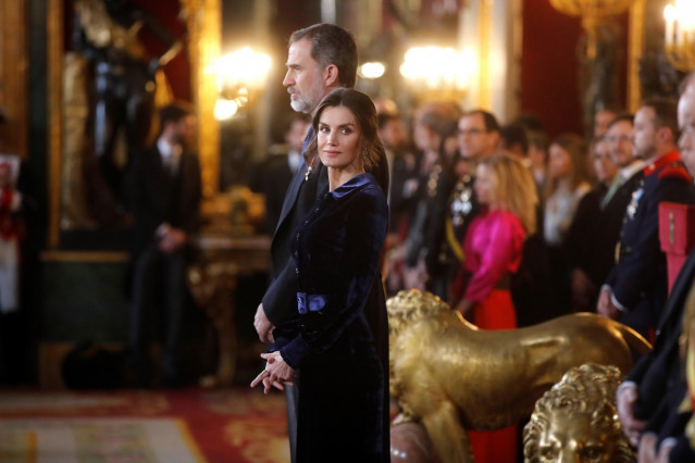 El Rey Felipe VI y la Reina Letizia en el salón del trono durante la recepción del cuerpo diplomático acreditado en España en el salón de Gasparini del Palacio Real, en Madrid (España), a 5 de febrero de 2020.
