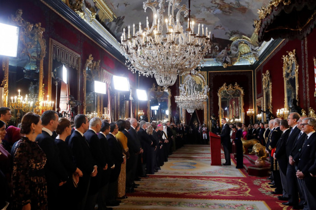 El rey Felipe VI da un discurso de bienvenida junto a la reina Letizia en el salón del trono durante la recepción del cuerpo diplomático acreditado en España en el salón de Gasparini del Palacio Real, en Madrid (España), a 5 de febrero de 2020.