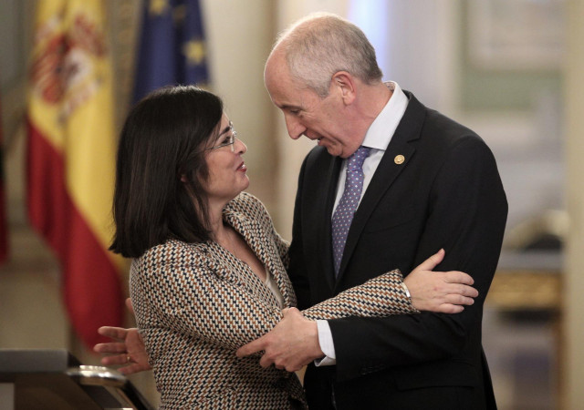 La ministra de Política Territorial y Función Pública, Carolina Darias y el consejero de Gobernanza Pública y Autogobierno y portavoz del Gobierno vasco, Josu Erkoreka, se abrazan tras su reunión en Madrid (España), a 5 de febrero de 2020.