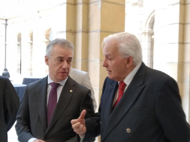 El lehendakari, Iñigo Urkullu, junto a Juan de Dios Ramírez Heredia, de la asociación gitana Kale Dor Kayiko, en la Universidad de Deusto