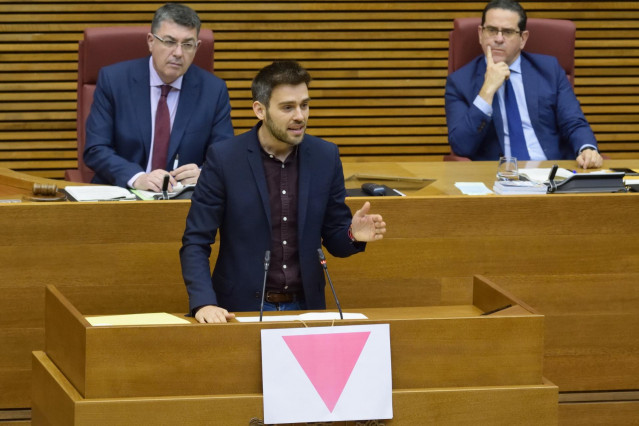 Fran Ferri exhibe un triángulo rosa en Les Corts