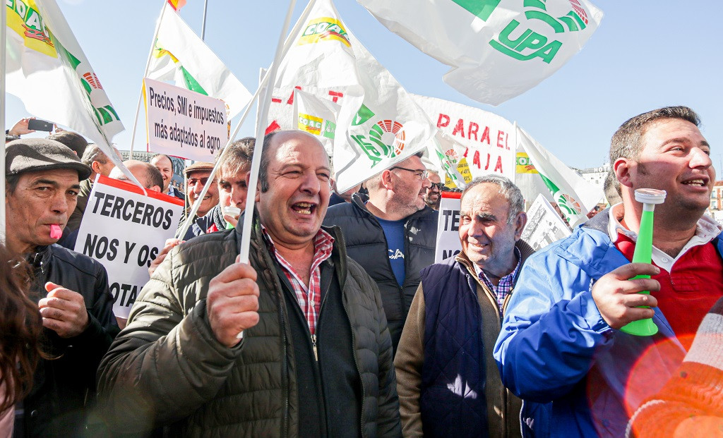 Algunos de los asistentes a la manifestaciu00f3n de agricultores y ganaderos frente al Ministerio de Agricultura de Madrid