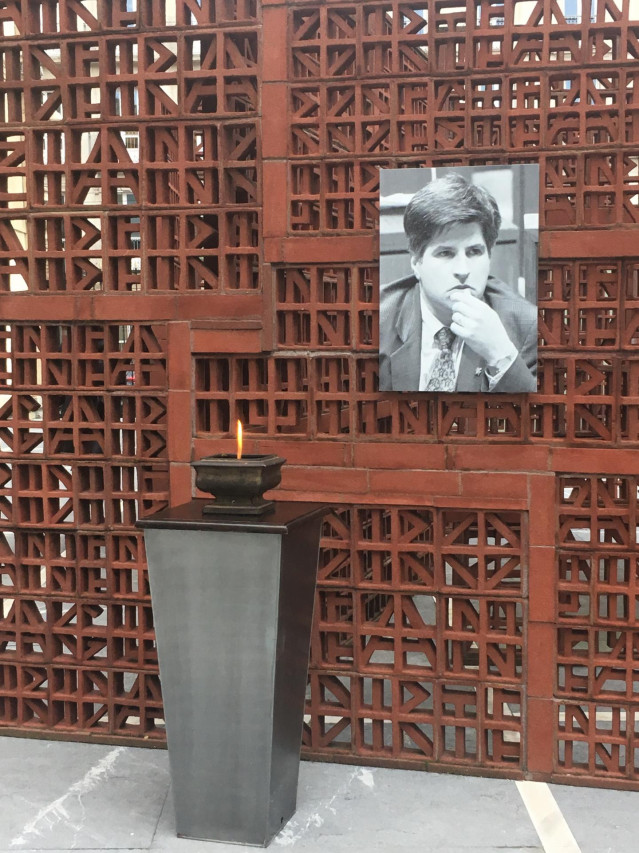 El pebetero del Parlamento Vasco encendido en recuerdo a Gregorio Ordóñez