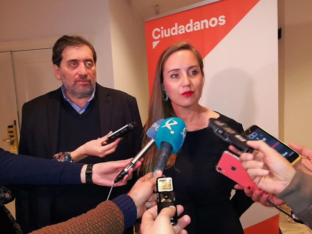 Los miembros de la Gestora de Ciudadanos Melisa Rodríguez y Manuel García Bofill atendiendo a los medios de comunicación en Mérida