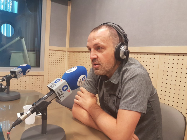 Unai Urruzuno, parlamentario de EH Bildu en el Parlamento vasco, en una anterior entrevista en Onda Vasca
