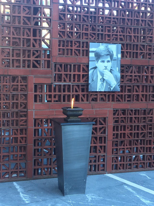 Pebetero en el Parlamento Vasco en recuerdo a Gregorio Ordóñez, asesinato por ETA hace 25 años