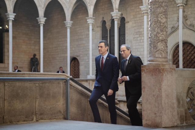 El presidente de la Generalitat, Quim Torra (dech) y el presidente del Gobierno, Pedro Sánchez (izq), a su llegada al Palau de la Generalitat, antes de su reunión, en Barcelona /Catalunya (España), a 6 de febrero de 2020.