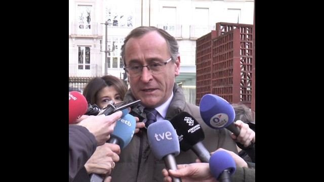 El presidente del PP vasco, Alfonso Alonso, a su entrada al Parlamento Vasco.