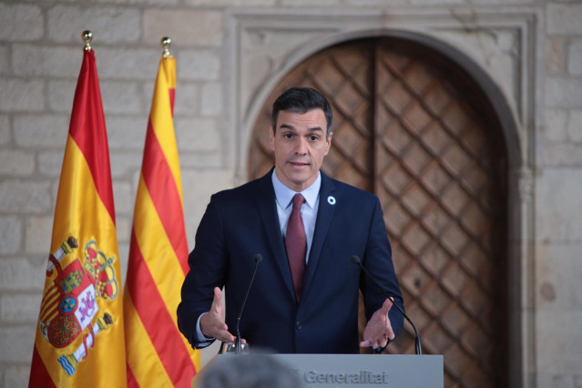 El presidente del Gobierno, Pedro Sánchez, en declaraciones ante los medios de comunicación tras su reunión con el president de la Generalitat, Quim Torra, en el Palau de la Generalitat, Barcelona /Catalunya (España), a 6 de febrero de 2020.