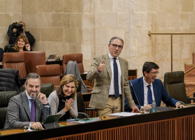 El consejero de la Presidencia, Administración Pública e Interior, Elías Bendodo, responde a una pregunta en la sesión de control al Gobierno andaluz en el Pleno del Parlamento.