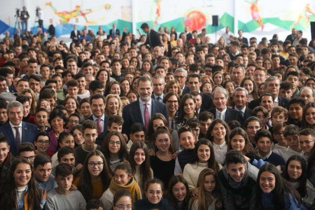 Los Reyes de España rodeados de alumnos en la entrega del premio Princesa de Girona al colegio Sagrada Familia de Écija (Sevilla)