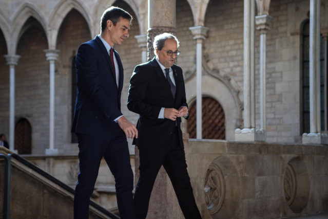 El presidente de la Generalitat, Quim Torra (dech) y el presidente del Gobierno, Pedro Sánchez (izq), a su llegada al Palau de la Generalitat, antes de su reunión, en Barcelona /Catalunya (España), a 6 de febrero de 2020.