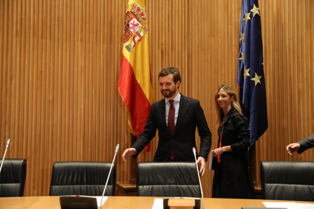 La portavoz del Partido Popular en el Congreso de los Diputados, Cayetana Álvarez de Toledo y el presidente del PP, Pablo Casado a su llegada a la reunión plenaria del Grupo Parlamentario Popular.