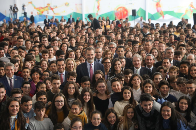 Los Reyes de España rodeados de alumnos en la entrega del premio Princesa de Girona al colegio Sagrada Familia de Écija (Sevilla)
