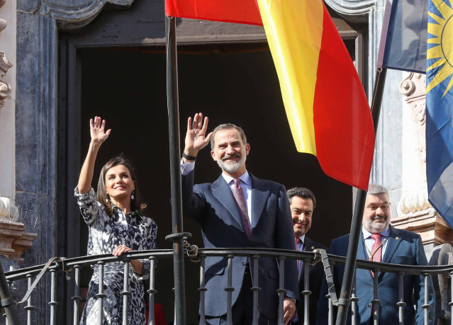 Los reyes en el balcón del Museo histórico Municipal. Écija (Sevilla) a 6 de febrero del 2020