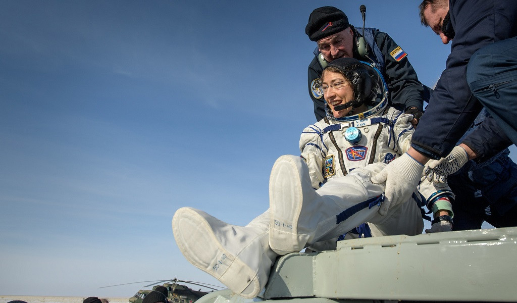 u200bLa astronauta de la NASA Christina Koch regresa a la Tierra tras una misiu00f3n de ru00e9cord