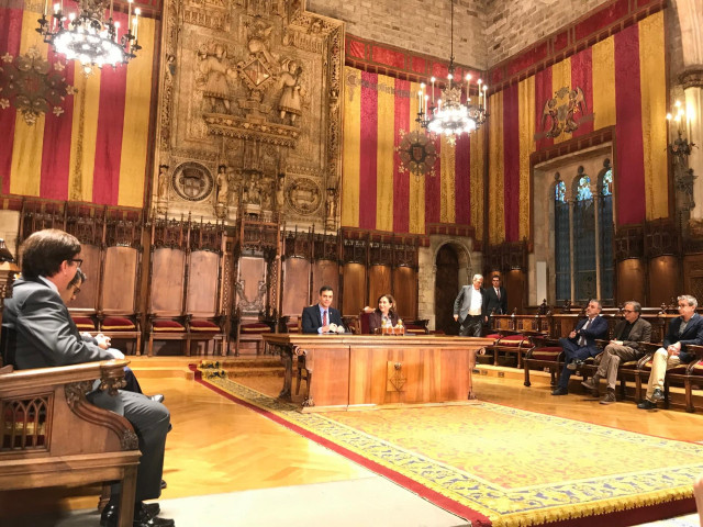 El presidente del Gobierno, Pedro Sánchez, y la alcaldesa de Barcelona, Ada Colau, al reunirse en el Ayuntamiento de Barcelona, el 7 de febrero de 2020.