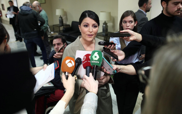 La secretaria general del grupo parlamentario de Vox en el Congreso, Macarena Olona, atiende a los medios de comunicación en los pasillos del Congreso