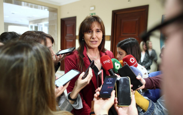 La portavoz de JxCat en el Congreso, Laura Borràs, atiende a los medios de comunicación en los pasillos del Congreso durante la jornada en la que se constituyen las Comisiones del Congreso, en Madrid (España),a 7 de febrero de 2020.