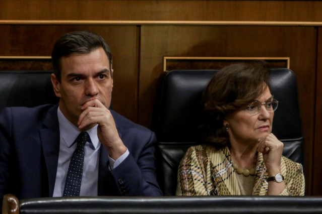 El presidente del Gobierno, Pedro Sánchez, y la vicepresidenta primera, Carmen Calvo, en sus escaños del Congreso