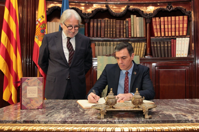 El presidente del Gobierno, Pedro Sánchez, y el presidente de Foment del Treball, Josep Sánchez Llibre, en una visita la sede de Foment, el 7 de enero de 2020.