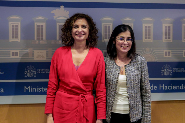 (I-D) La ministra de Hacienda, María Jesús Montero, y la ministra de Política Territorial y Función Pública, Carolina Darias, posan tras presidir el Consejo de Política Fiscal y Financiera (CPFF) en el Ministerio de Hacienda, en Madrid (España) a 7 de feb