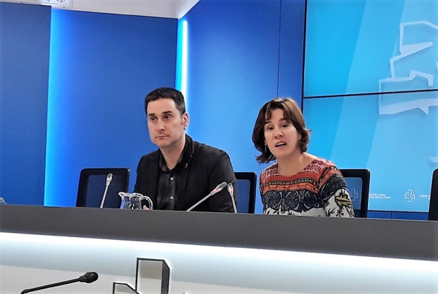 Iker Casanova y Leire Pinedo, de EH Bildu, en rueda de prensa.