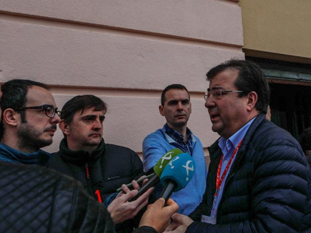 Vara atiende a los medios de comunicación en Badajoz