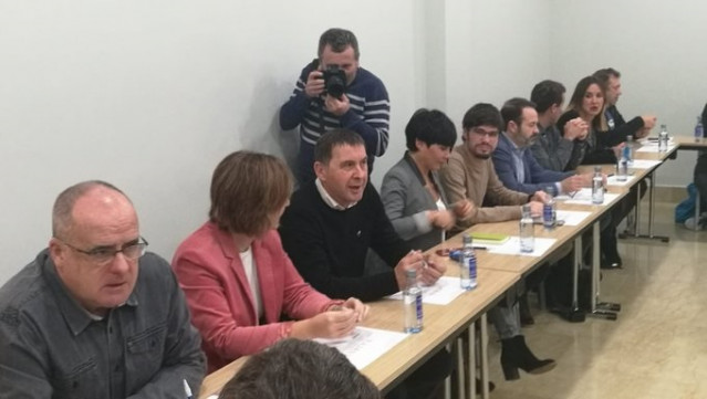 Encuentro de Etxerat con partidos políticos en San Sebastián